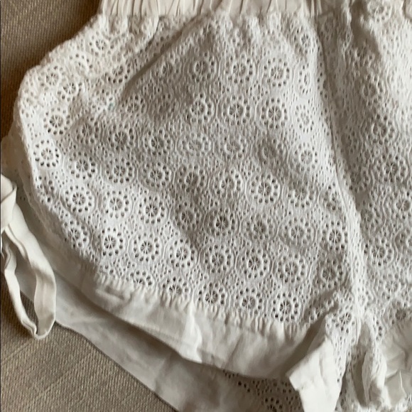 Cute white lace shorts - Picture 2 of 4
